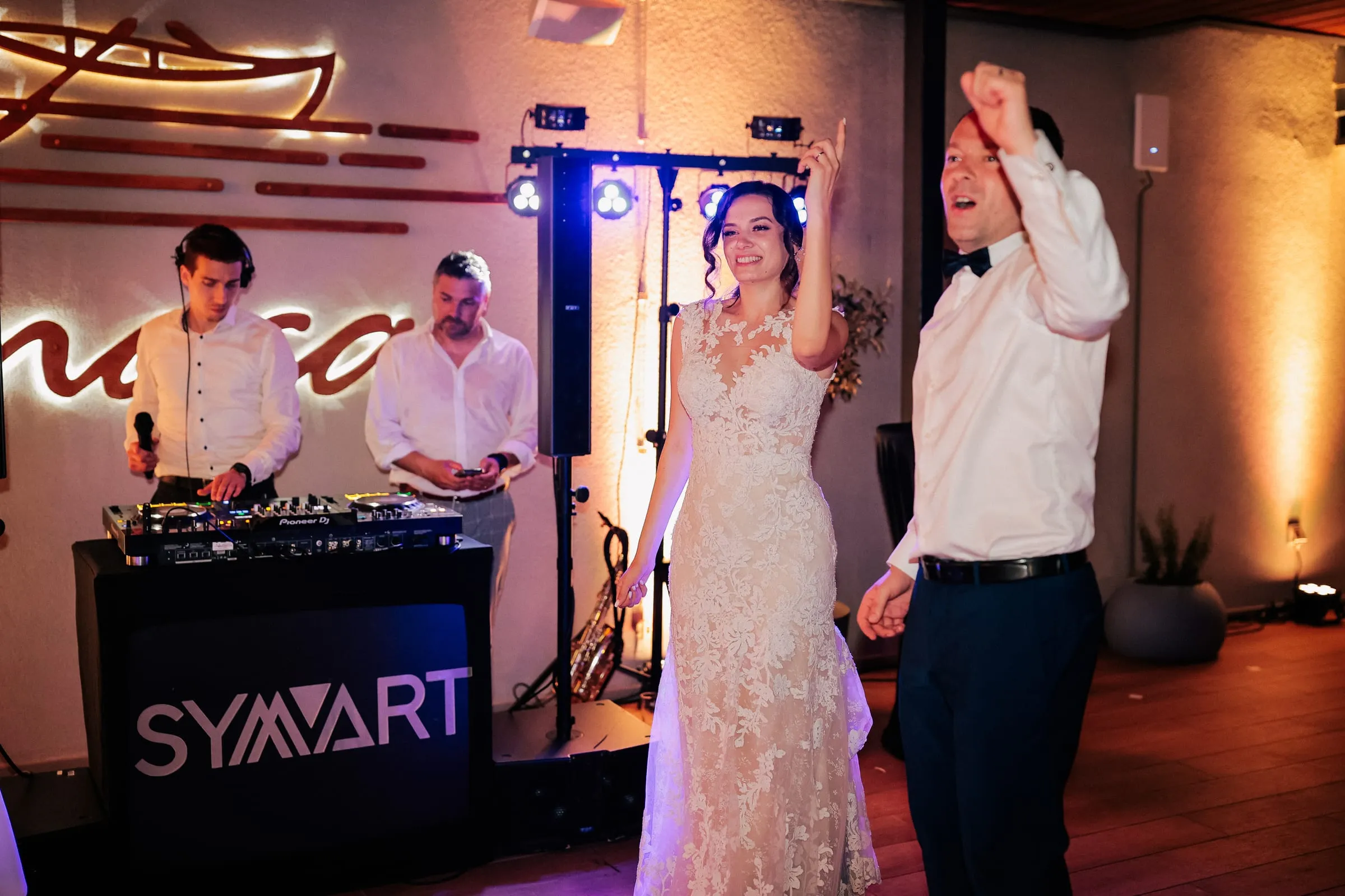 Bride and groom dancing in front of the DJ Symart booth at Bonaca in Pula